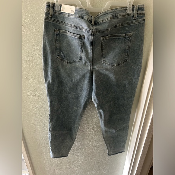 Maurice’s high-rise distressed light wash jegging. Size 20. - Picture 5 of 5